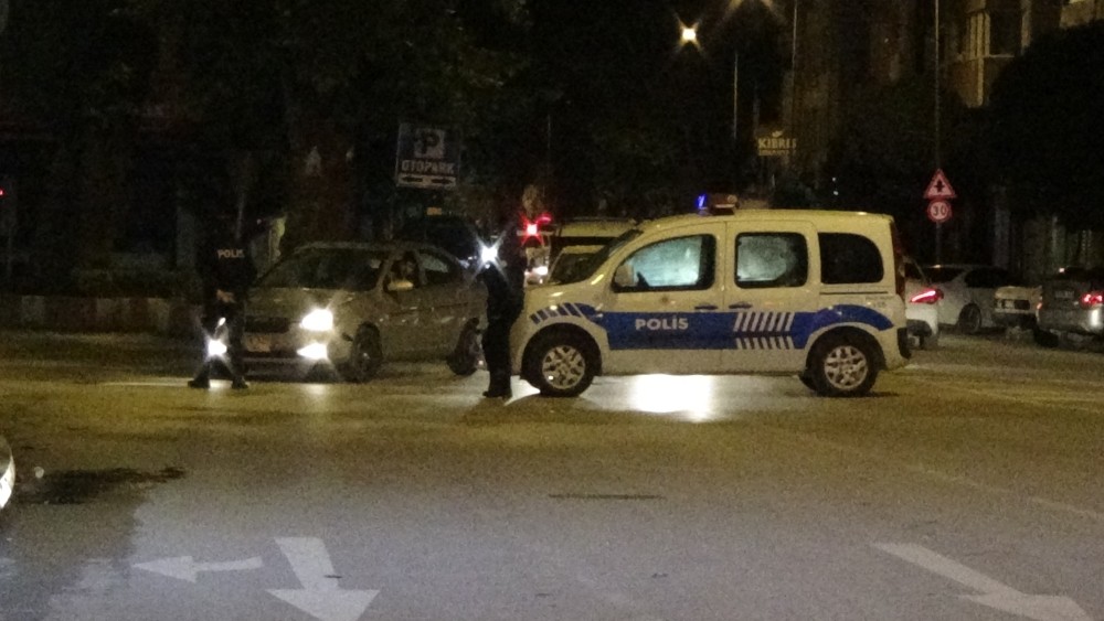 Yoğunluk fazla olunca caddeyi trafiğe kapattılar 
