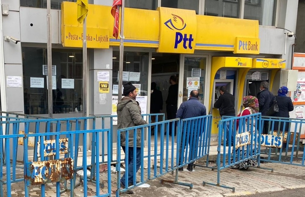 Yoğunluk yaşanan PTT şubeleri kapatılıyor! Ödemeler artık evlerde yapılacak 