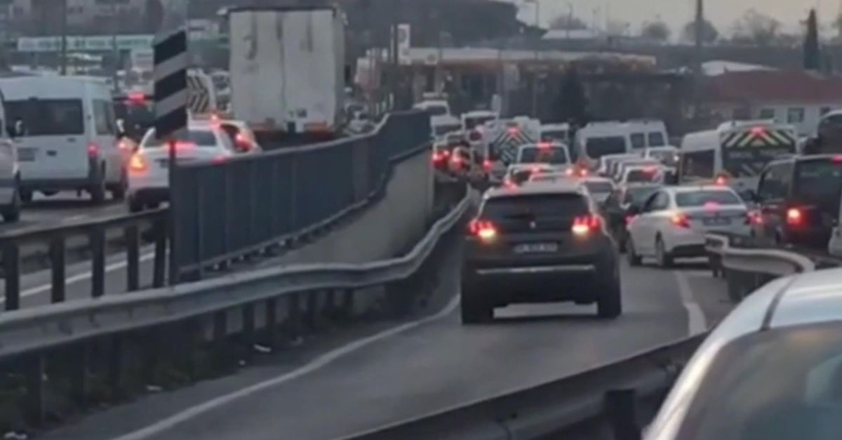 Yoğunluktan kaçmak için trafiği böyle tehlikeye attılar