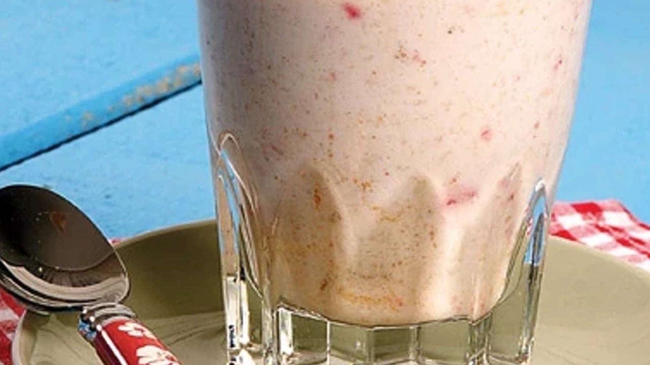 Yoğurt, muz, çilek, tarçın: Çilekli fit yoğurt! Hem çok sağlıklı hem de lezzetli!