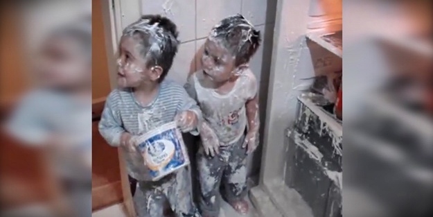 Yoğurt savaşı yapan çocuklar babalarını kahkahaya boğdu