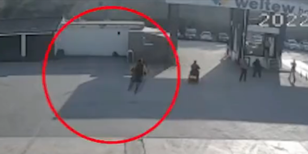 Yok artık daha neler! Fabrika çalışanının mesaiye nasıl geldiğine inanamayacaksınız...