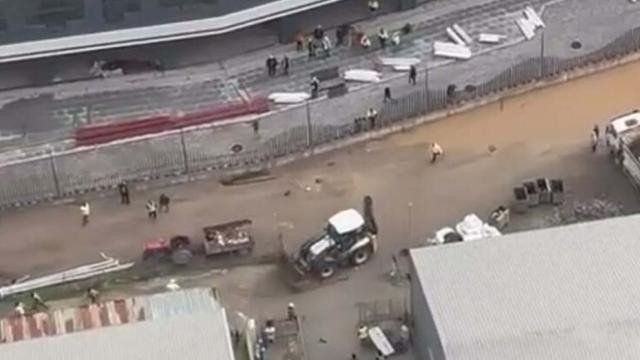 Yok artık dedirtti! Öfkelenen operatör işçileri kepçeyle kovaladı