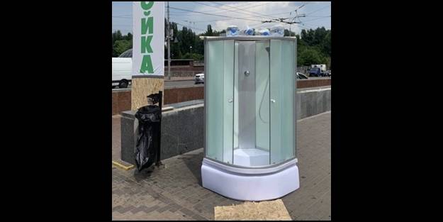 Yok artık! Sokaklara 'seyyar duşkabin' koydular