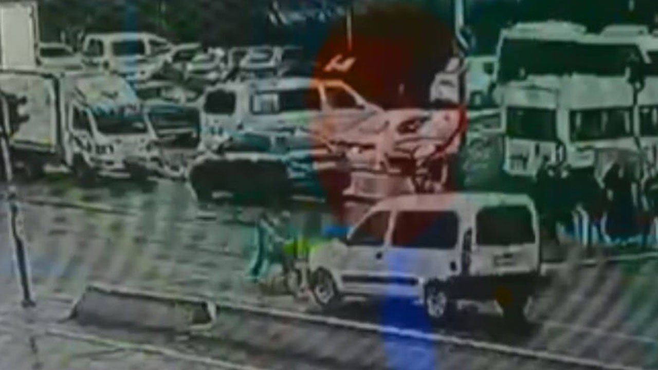 Yok böyle aymazlık! Kırmızı ışıkta geçip öğrencilere çarptı