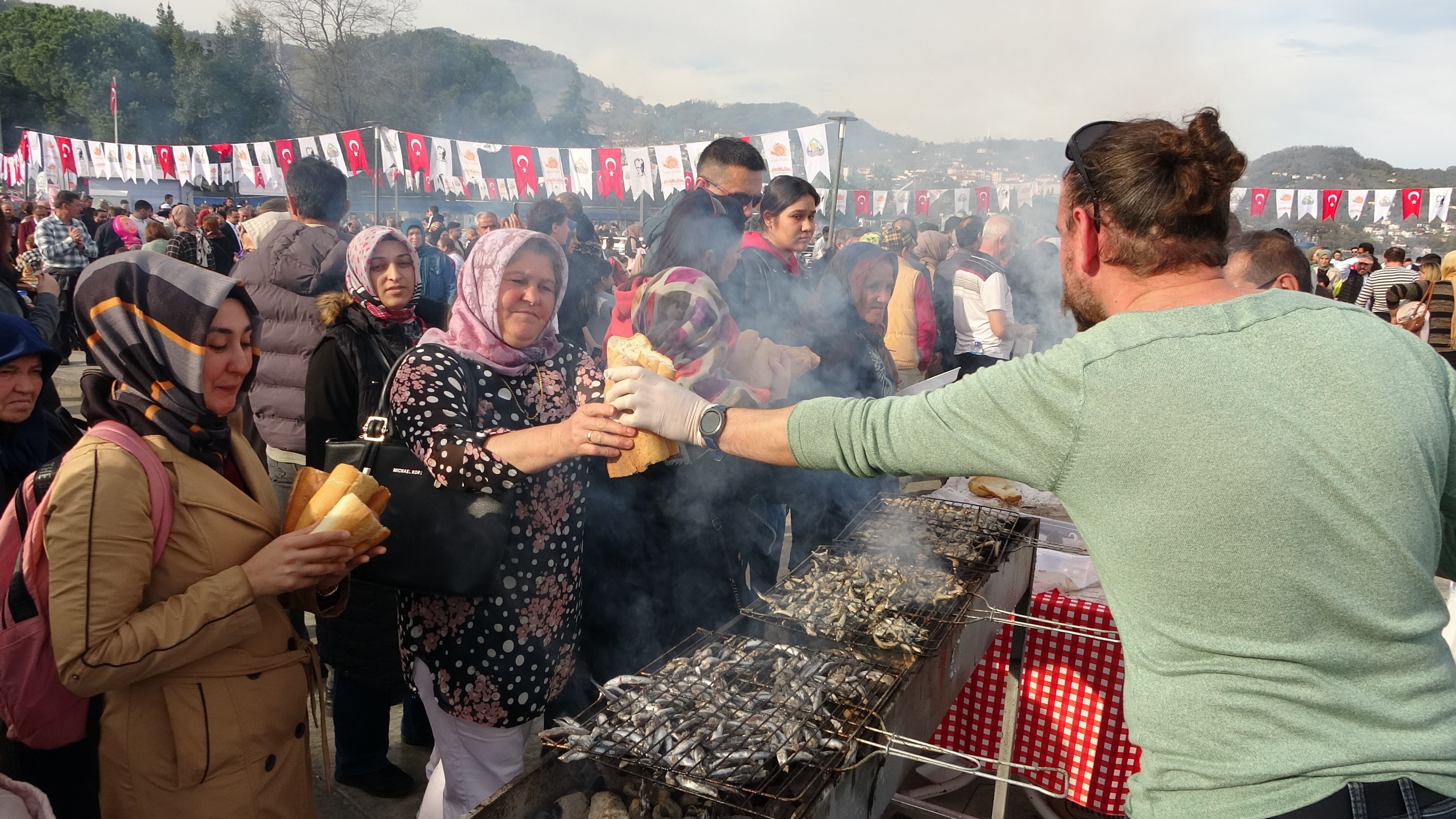 Yok böyle bir festival! Tam tamına 10 ton hamsi tüketildi! Gelen aldı giden aldı!