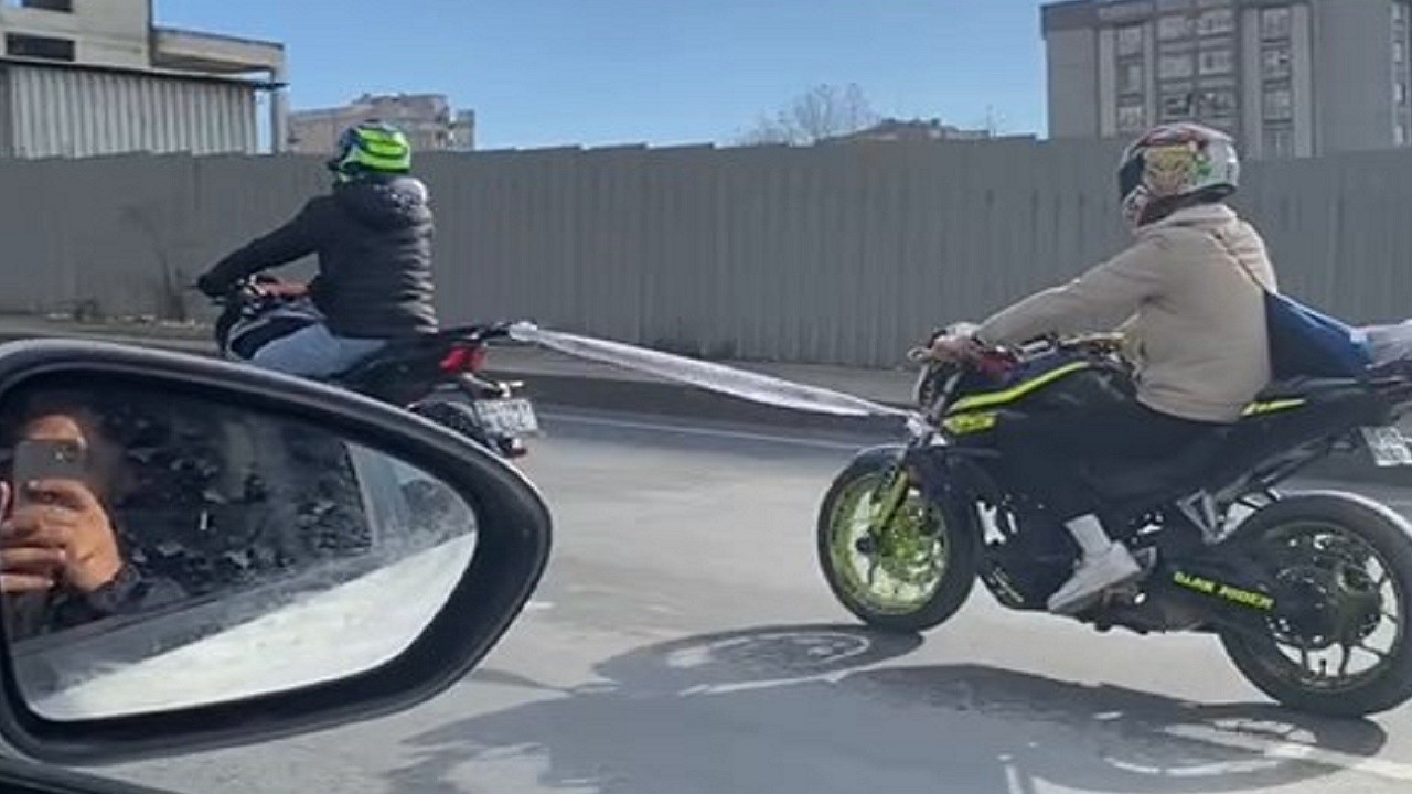 Yok böyle bir olay! Arızalan motosikleti çekmek için bu yöntemi buldu