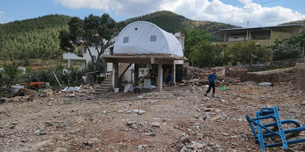 Yok böyle çözüm! Yılan korkusu bunu da yaptırdı