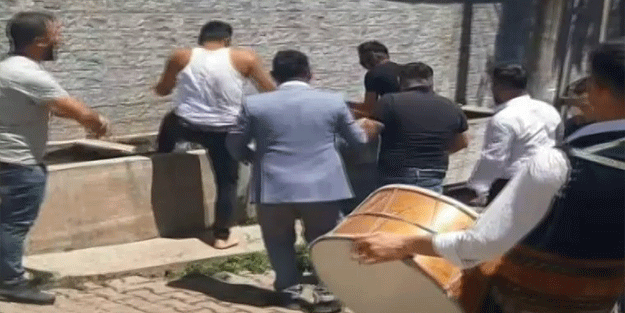 Yok böyle düğün! Geç kalanlara bakın ne yaptılar
