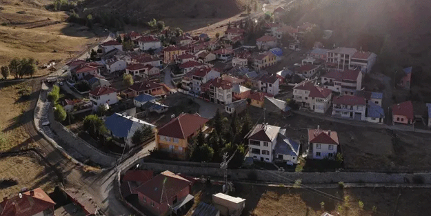 Yok böyle gelenek! Evlerin çatılarına bakın ne yazıyorlar