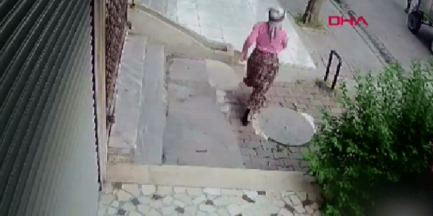 Yok böyle hırsızlık! At arabası ile gelen kadınlar rögar kapaklarını çaldı