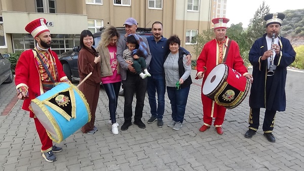 Yok böyle karşılama! Gelini ve torununu mehter takımı ile karşıladı