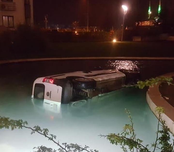 Yok böyle kaza... Alkollü direksiyona geçti site havuzuna uçtu 