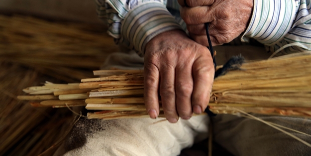 Yok olmaya yüz tutan mesleklerden... Ailece yıllardır bu işi yapıyorlar!