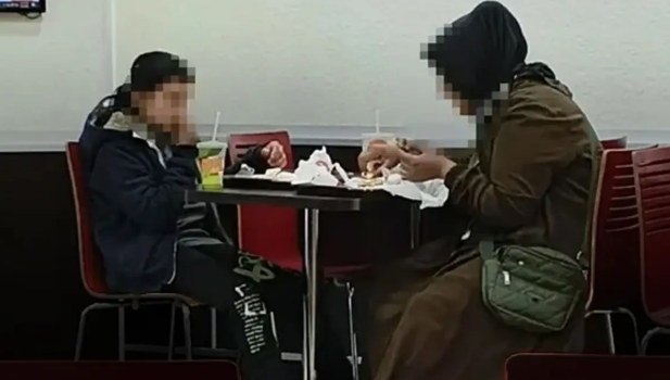 Yoksul diye anne ve çocuğu dışarı atmışlardı! Restorandaki vicdansızlığa bakanlık ceza kesti