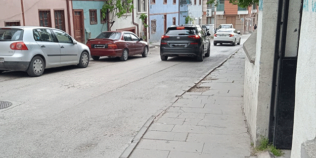 Yokuş aşağı inen sokakta sürati ve kazayı önlemek için kasis isteniyor