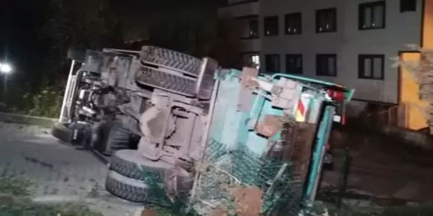 Yokuşta geriye kayan çöp kamyonu devrildi