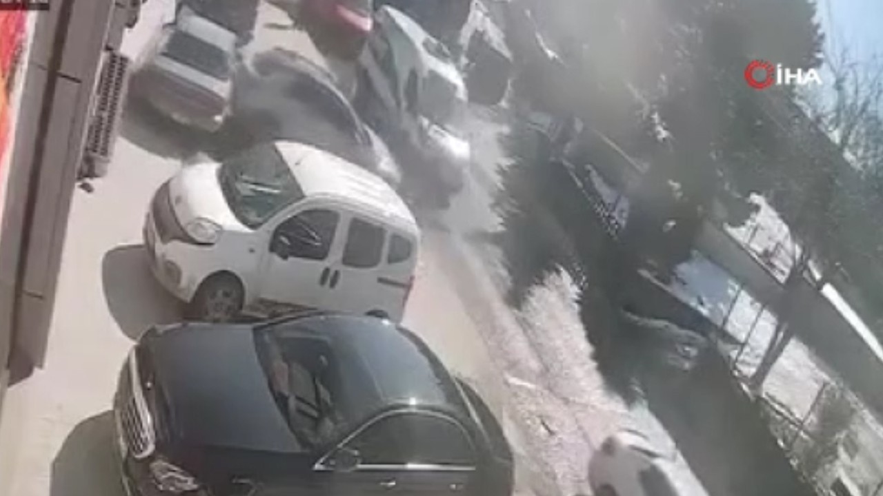 Yokuşta kayan araç park halindeki otomobile çarptı! O anlar kamerada