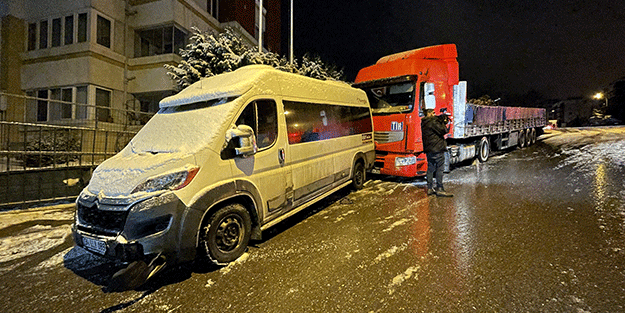 Yokuştan inerken kayan tırın çarptığı minibüs, hasta bekleyen ambulansa çarptı