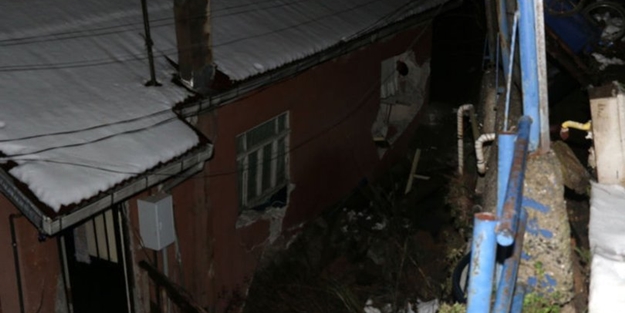 Yol, 2 katlı evin üzerine çöktü!