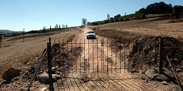 'Yol, arazimden geçiyor' diyerek demir kapı yaptırdı! Anahtarı ise 3 kişide var