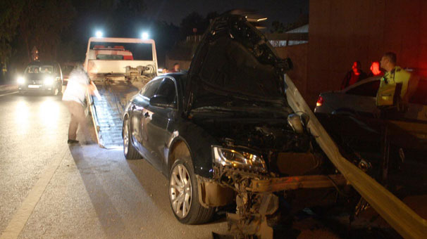 Yol ayrımındaki bariyerlere çarptı