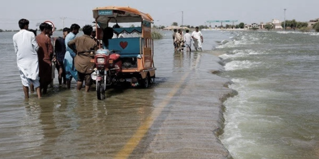 Yol bu hale geldi: Pakistan felaketi yaşıyor!