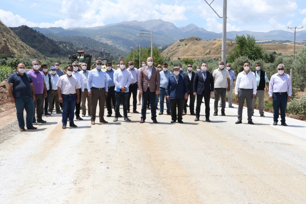 Yol çalışması muhtarlarla birlikte incelendi 