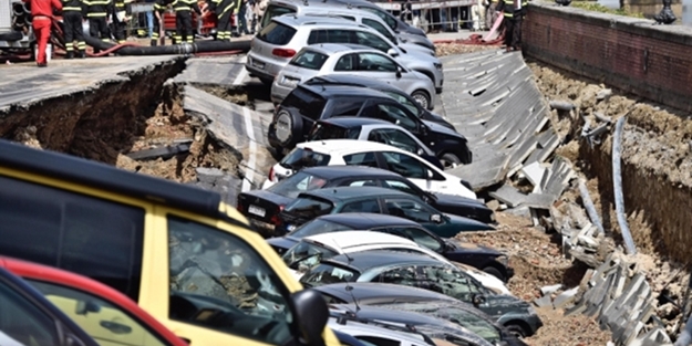 Yol çöktü: 20 araç çukura düştü