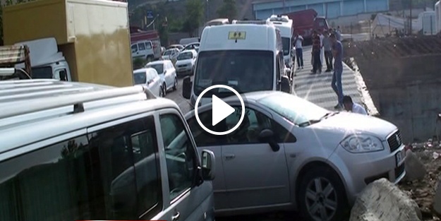 İstanbul'da yol çöktü!