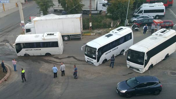 Yol çöktü; midibüsler çukura saplandı
