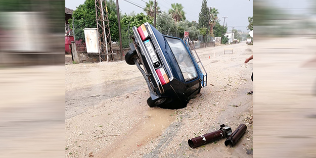 Yol çöktü, otomobil ve tır içine düştü!
