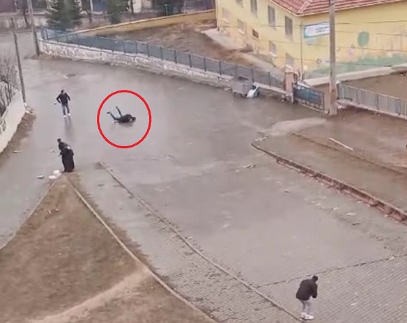 Yol değil sanki buz pisti!