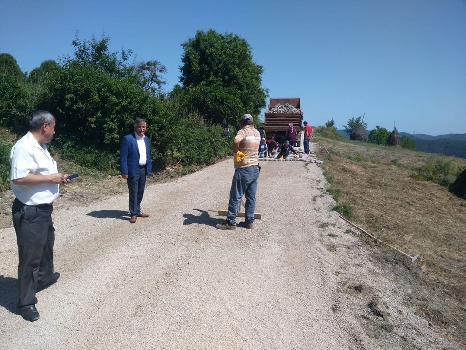 Yol inşaatında kadınlar imece usulü çalışıyor 