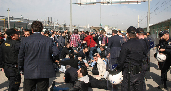 Yol kapatan otomobil fabrikası işçilerine biber gazlı müdahale