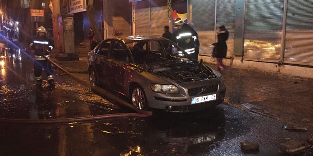 Yol kapatan teröristler araç yaktı!