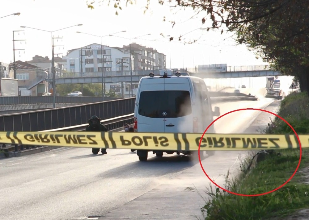 Yol kenarına bırakılan şüpheli çanta fünyeyle imha edildi 