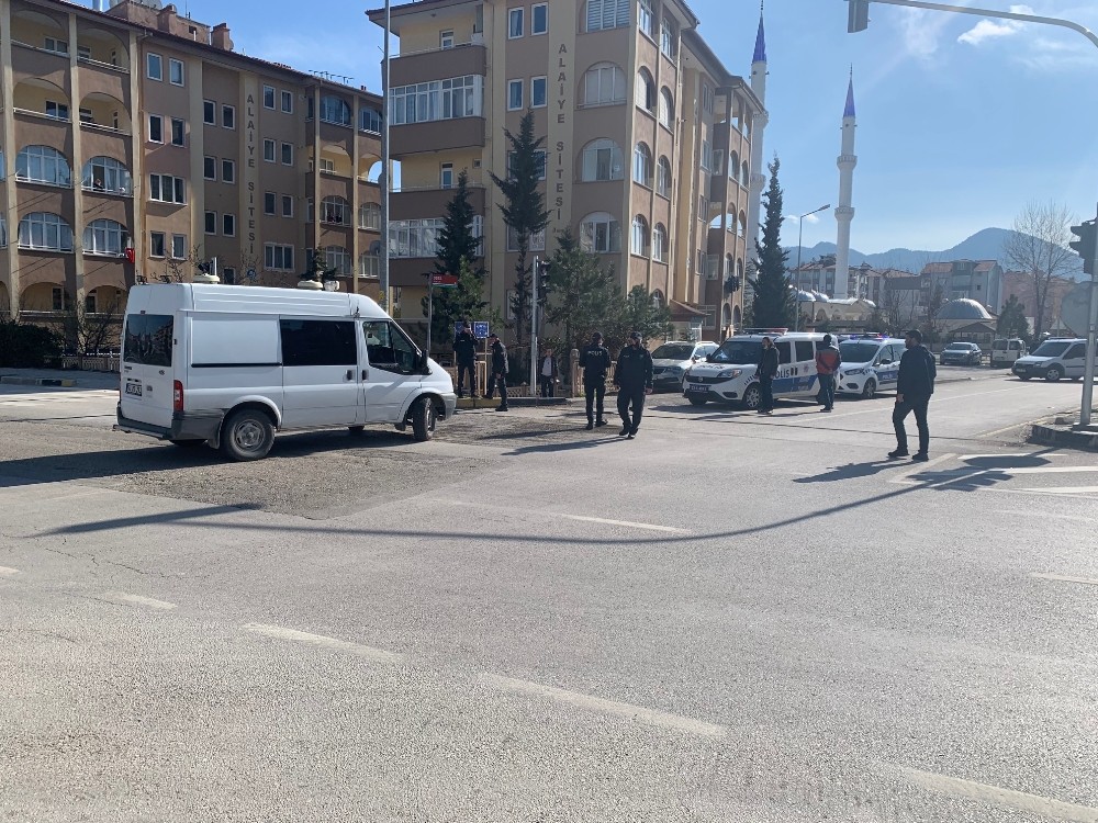 Yol kenarına bırakılan valiz polisi harekete geçirdi 