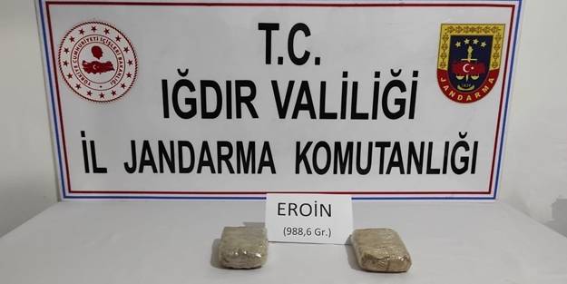 Yol kenarında 1 kg eroin bulundu