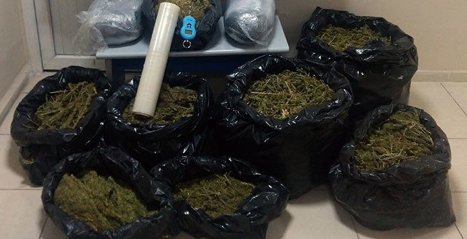Yol kenarında 16 kilo esrar bulundu