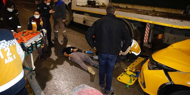 Yol kenarında bekleyenlere çarptı, 2 kişi yaralandı