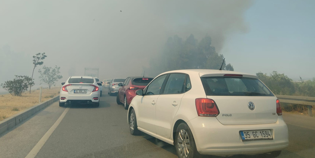 Yol kenarında çıkan yangın korkuttu