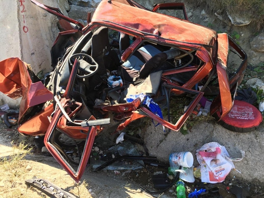 Yol kenarında mola veren aileye otomobil çarptı: 1 ölü 10 yaralı 
