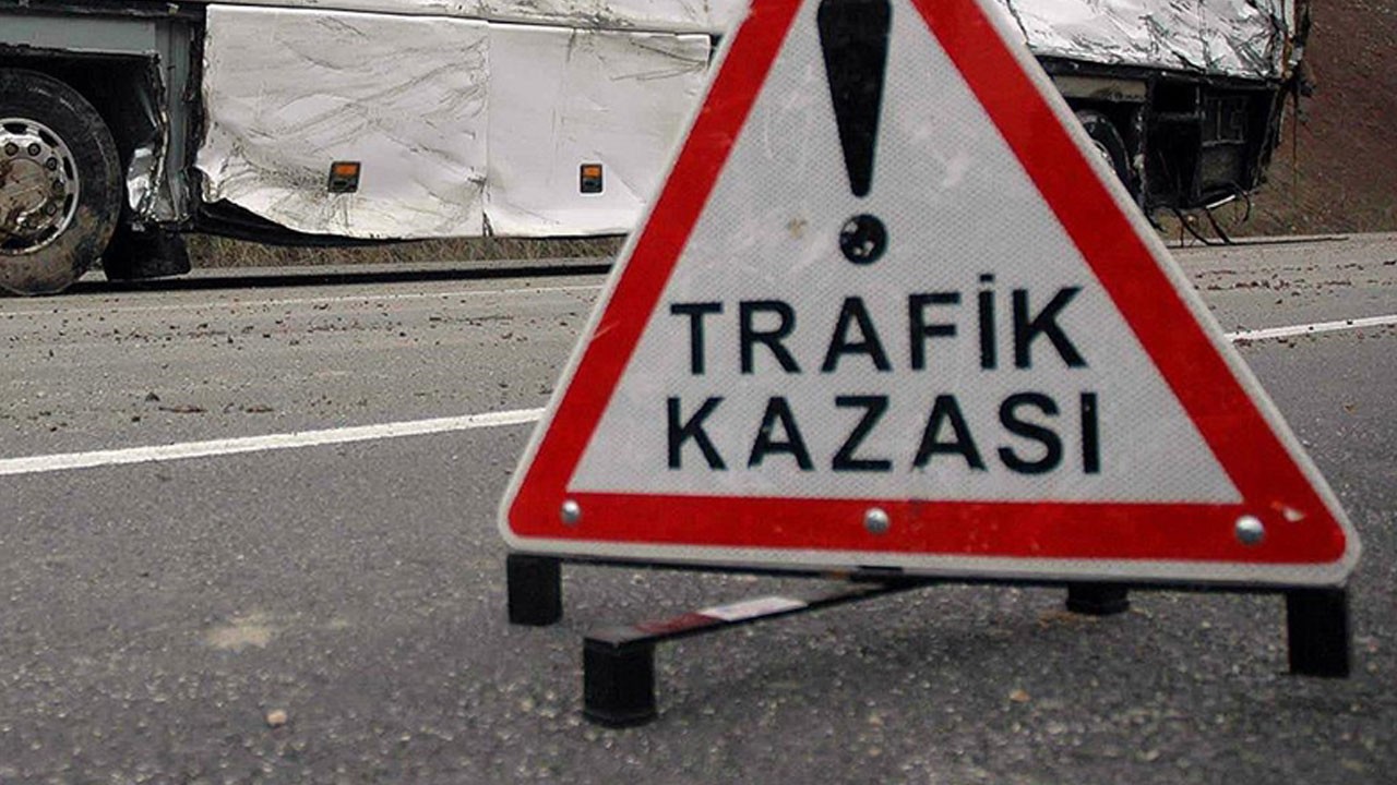 Yol kenarında yürüyen genç kadına otomobil çarptı!