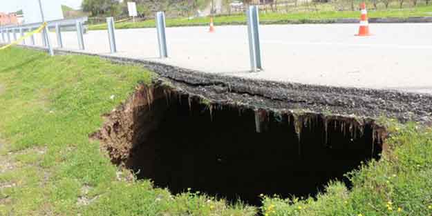 Yol kenarındaki dev obruk köylüleri hayrete düşürdü!