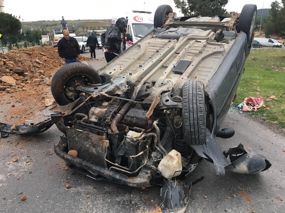 Yol kenarındaki kayaya çarpan otomobil takla attı: 1 yaralı 