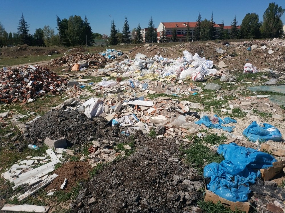 Yol kenarlarına dökülen hafriyat ve moloz atıkları pes dedirtiyor 
