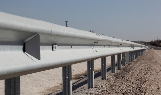 Yol kenarlarındaki korkulukları çalan zanlılar yakalandı