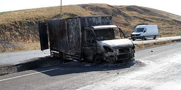 Yol kesen hainler yine araç yaktı