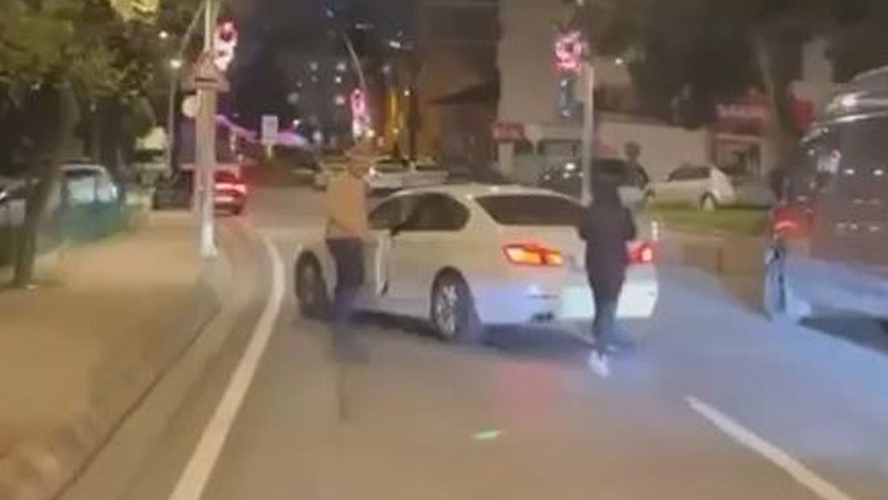 Yol kesen maganda aracı yumrukladı! O anlar kamerada